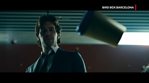 200K views · 5.7K reactions | Una fuerza misteriosa empieza a atacar a la gente si no cubren sus ojos. ¿Quién logrará salvarse? La peli ‘Bird Box Barcelona’ ya está disponible. | Netflix | Facebook