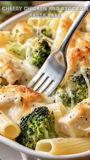Pasta cooked tender. Toss with chicken, broccoli, cheddar. Bake at 375°F for 20–25 minutes. This cheesy chicken and broccoli pasta bake turns creamy, bubbly, and golden with classic comfort-food flavor. Ingredients ➤ 2 cups rigatoni or penne pasta ➤ 1 1/2 cups cooked chicken breast, diced ➤ 2 cups broccoli florets ➤ 2 tbsp butter FULLL Recipe in First Cօʍʍеոτ 👇👇👇 | Nessy Recipes