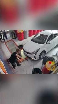 ¡El auto choca y el seguro se desmorona! 😱 #shorts