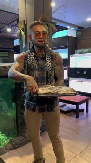 Kasih makan ikan monster gue pake ikan segede kepala gue! Kalian punya ga ikan yang bisa makan ikan segede kepala @indoexotic.animals @kopitengahhutan