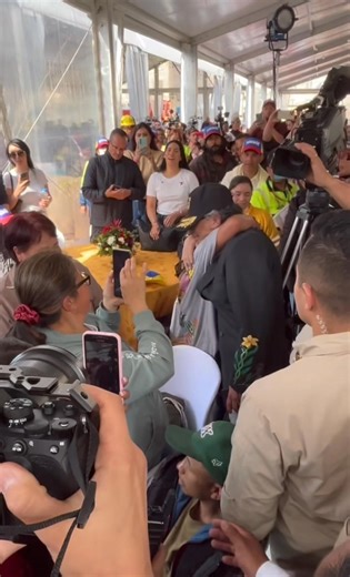 Entre abrazos, sonrisas y esperanza, rodeado del amor de las personas en condición de calle y acompañado de su familia, el Presidente Gustavo Petro compartió un encuentro de dignidad en esta Navidad, recordándoles que para este Gobierno ellos son los primeros. Además, las ministras y los ministros estuvieron allí para atenderles directamente, reafirmando que este es un Gobierno al servicio del pueblo. | Presidencia de la República de Colombia