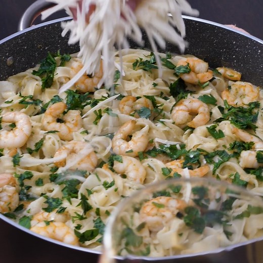 🍝 Tagliatelle Pasta with Shrimps Recipe 🍤 🔪 Ingredients: 1 cup tagliatelle pasta 3 cups shrimps 1 tbsp olive oil 2 cloves of garlic 1 tbsp lemon juice 1 cup dry white wine A bunch of chopped green parsley Salt to taste Ground black pepper to taste Parmesan (optional) 👩‍🍳 Instructions: Step 1: 🍲 Boil salted water in a large pot. Step 2: 🦐 If the shrimps are frozen, defrost them, wash, and place in a bowl. Step 3: 🍋 Add lemon juice, garlic, olive oil, and chopped parsley to the shrimps. Mi
