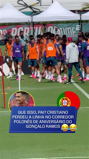 CALMA, CRISTIANO 😂😂😂 No treino de Portugal deste sábado (20), os jogadores fizeram um corredor polonês de aniversário para Gonçalo Ramos e o Cristiano Ronaldo deu uma pequena exagerada ao pegar o elástico para acertar seu companheiro 😂😂 Assista à Copa do Mundo FIFA pela CazéTV, no #DisneyPlus, sem custo adicional #ESPN2026 #FIFAWorldCup