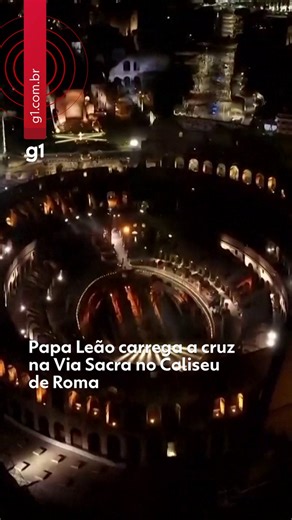 🚨VEJA: O Papa Leão XIV surpreendeu ao conduzir pessoalmente a cruz durante toda a procissão da Via Crucis em Roma, uma atitude que não era vista há décadas.