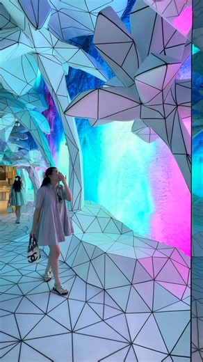 I checked out the newly opened Meta Lab on Melrose and here’s how it went! 🕶️ This flagship store blends LA’s skate culture with cutting-edge tech, featuring a mini skate park, immersive room, and even a cafe. Inside, you can try on and test AI glasses and VR headsets from brands like @raybanmeta and @oakley , plus check out the insane $799 display glasses paired with high-tech wristbands. They even have limited edition items you won’t find online! The whole space is super interactive and fun a