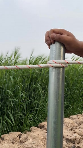 A super sturdy knot! . . . . #knot #rope #knottutorial #knottutorials #campinghacks #camping #knotsforcamping #knotsforfishing #knotsforbeginners #lifeskill #lifehack #boyscouts #bushcraft #survivalskills #outdoors #knotting #sheetbend #hitch #simpleknot #bestknot | Knots Master