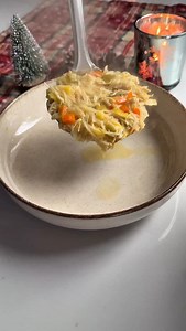🍲 SOPA DE POLLO 🍲 Hay platos que nunca fallan y que siempre sientan bien. Esta receta es sencilla, reconfortante y súper fácil de hacer. Ingredientes: 🔸 1 puerro 🔸 3 zanahorias pequeñas 🔸 1 pimiento italiano 🔸 2 pechugas de pollo enteras 🔸 Sal 🔸 Pimienta negra 🔸 Agua 🔸 Taquitos de jamón 🔸 Huevo cocido Una receta de las de siempre, sencilla y práctica, ideal para tener lista y disfrutar bien caliente. ¿Te la guardas para esos días en los que apetece plato de cuchara? 🤍 #sopa #sopadepo