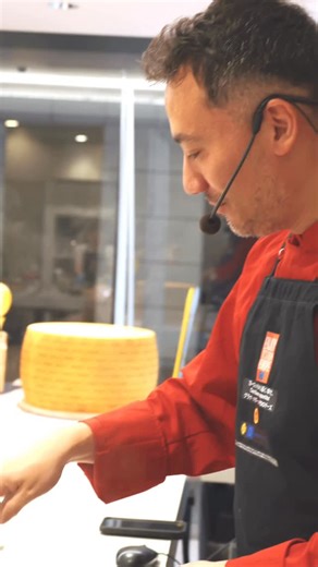 Francesco Bellissimo chef (イタリア料理研究家ベリッシモ・フランチェスコ) on Instagram: "Delicious! I have been eating Grana Padano PDO since I was a child. It’s a cheese full of tradition and flavor, and I believe it has huge potential in Japanese cuisine as well. From pasta to new creations, its charm can connect the world and Japan at the table!❤️🧀 美味し過ぎ！子供の頃から、グラナ・パダーノPDOを食べてきました。伝統と旨味が詰まったこのチーズは、日本の料理の中でも大きな可能性を持っていると感じております。これからはパスタはもちろん、新しい創作料理においても、日本と世界をつなぐ存在になるでしょう。🥰🧀 Delizioso! Mangio Grana Padano DOP s