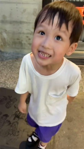 牽著小手一起挑選想吃的晚餐就是最簡單的小幸福