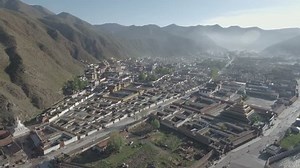 Aerial Panning Video Impressive Labrang Monastery: Bίντεο στοκ (100% χωρίς δικαιώματα) 19835170 | Shutterstock