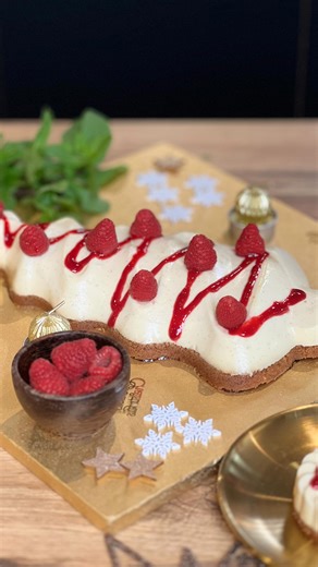 Le Kat’s - La cuisine bien pensée on Instagram: "🍰 Entremets framboise – spéculoos (sans cuisson) Un dessert qui passe partout, léger, frais et tellement apprécié pendant les fêtes 🎄 Dans le moule sapin Guy Demarle, il fera évidemment son petit effet ✨ Et c’est une de mes créations personnelles, spécialement adaptée au Thermomix 💕 👩‍🍳 Préparation 🔹 Mettre 4,5 feuilles de gélatine à ramollir. 🔹 Séparer 3 œufs (blancs & jaunes). 🔹 Dans le bol : jaunes + 150 g de sucre + 2 c. café de vanill