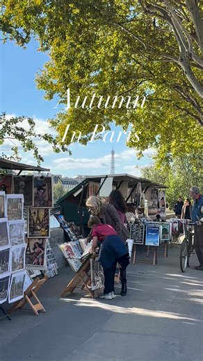 秋の香りが漂うパリ🍂 朝晩はすっかり冷え込み、今朝の気温は10度ほど。 街を歩けば、観光客や地元の人々が思い思いの装いで秋を楽しんでいます。 ダウンコートを羽織る人もいれば、軽やかなジャケット姿の人も。 この多様さが、まさにパリらしい風景です。 私はというと、朝晩の冷え込みに備えて、 ヒートテックにスカーフを重ねて出かけるのが定番。 風は少し冷たくなりましたが、 木々から舞い落ちる葉が石畳を彩り、 思わず遠回りして歩きたくなる、そんな季節のパリです。 みなさまは、秋のパリ、何をしてみたいですか？ ぜひコメントで教えてくださいね。 それでは、à bientôt #パリ旅行 #パリ観光 #パリ #パリ生活 #フランス旅行 #パリ散歩 | O'Bon Paris Japan - パリの最新情報を発信