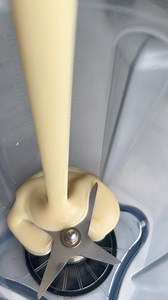 Carlota de piña colada 1 lata de leche evaporada 1 lata de leche condensada 1 taza de crema de coco 1/2 taza de jugo Limón 1 queso crema 1/2 taza de piña 1 caja de galletas de coco Ferrero de coco para decorar 1/2 taza de coco rallado | Cuchara Mía