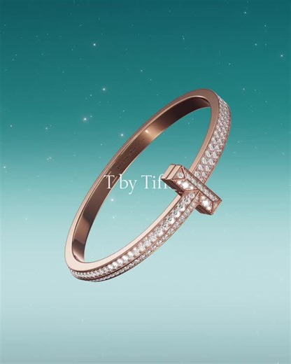 An homage to an iconic motif from 1975 inspired by New York, T by Tiffany features the House’s world-renowned diamonds set in a honeycomb pattern for maximum brilliance. #TiffanyAndCo #ATiffanyHoliday Discover more: https://bit.ly/4fWBQRV | Tiffany & Co.