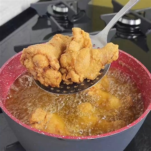 8.9M views · 114K reactions | ¡¡No uses aceite!! ¡Usa agua para freír pollo y haz el pollo más crujiente que jamás hayas visto! SECRETO DE RESTAURANTES | Recetas y Frases | Facebook