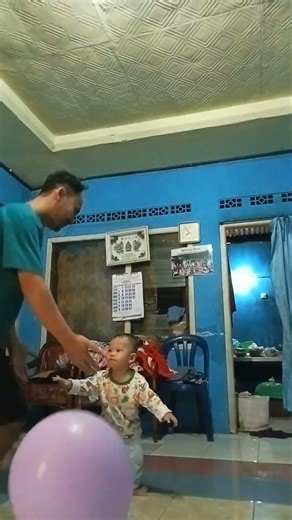 pertama mulai latian berdiri ya de,,, alhamdulilah... #babygembiraceria