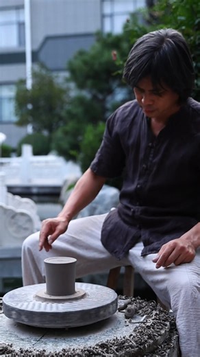 From the Quarry to the Kiln: The 3-Month Journey of Raw Clay ⛏️ Before a single pot is thrown, the materials must be harvested. Watch a master artisan brave the mountains to mine quartz, coal, and special clay. This slow, beautiful process involves hand-crushing, washing, and a three-month aging period! Patience is a true art form. | Rural Roots