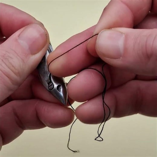 Singer 27, 28, 127, 128 - Remove, Thread and Replace the Shuttle