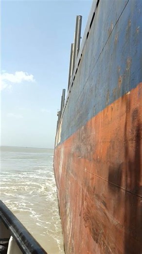 Tug Boat Pulling Giant Ship 🚢😱#merchantnavy #ship #marineservices #bigship #kandlaport #tugboat