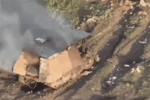 Video quân đội Ukraine bắn tung xe tăng 'mai rùa' của Nga