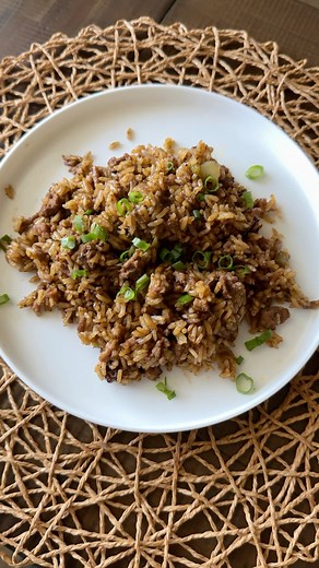 Easy Dirty Rice✨ RECIPE 👇 What You’ll Need: • 1 lb ground beef • 1 lb ground pork • 1 onion, diced • 1 green bell pepper, diced • 3 tbsp minced garlic • 1 tsp Brit’s Cookin’ Cajun Seasoning • 1 tsp garlic powder • 1 tsp cayenne pepper • 1 tsp black pepper • 1 tsp dried parsley • 1 (10.5 oz) can cream of celery soup • 1 (10.5 oz) can golden mushroom soup • 2 (10.5 oz) cans French onion soup • 4 cups uncooked white rice • Green onions, for garnish • 1tbsp browning sauce How to Make It: • Start by