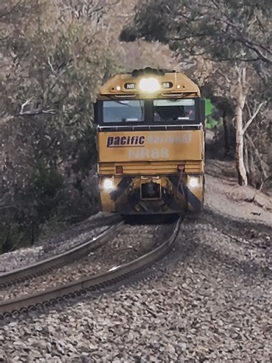Pacific National freight locomotives climbing to Melbourne — heavy haul action