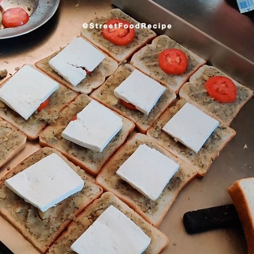 Mehul Hingu | Bread Pakoda Loaded with full block of paneer! This is one of best things we tried in Delhi, It's called Sandwich Bread Pakoda. Where :... | Instagram