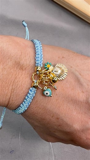 Parerepare | Artesanato on Instagram: "✨ Passo a passo completo – Pulseira de Macramê no Tear ✨ Nesse vídeo eu te ensino do começo ao fim como montar uma pulseira de macramê usando o TEAR, ferramenta ideal pra facilitar o trabalho e deixar o resultado ainda mais alinhado e profissional 💛 O vídeo é um pouco mais longo porque o passo a passo é bem detalhado, sem pular etapas, pensado pra quem realmente quer aprender. 👉 O tear ajuda muito na organização dos fios, na tensão correta e no acabamento