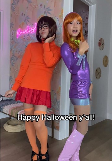 Get ready with gays to be the iconic duo Velma and Daphne 🧡💜 @Frederic Chen 🌻