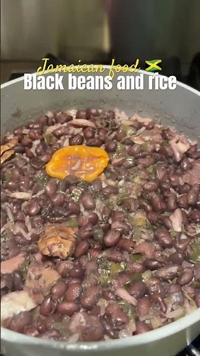 Do you want to know how to me black beans and rice? #magicfingermeals #jamaicanfood #riceandpeas