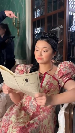 🎀 Dans les coulisses de Bridgerton, l’ambiance est (presque) aussi électrique qu’à l’écran En attendant la sortie de la saison 4 – partie 2, petit détour par l’envers du décor 💫. Entre deux prises, le tournage de @bridgertonnetflix respire la bonne humeur et les fous rires. Sophie Baek (Yerin Ha) et Posy (Isabella Wei) forment un duo visiblement inséparable, multipliant les moments complices… au grand désespoir (très amusé) de Rosamund (Michelle Mao) 😏 Et cerise sur le gâteau : un autre point