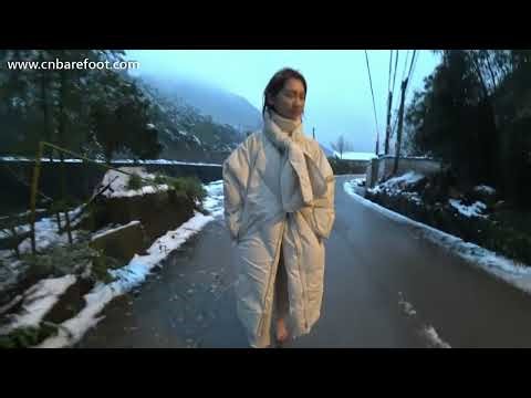 chinese girl guoguo barefoot in snow part4