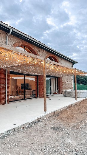 Déborah Hbr on Instagram: "On a créé notre p’tite guinguette pour cet été 😇✨ Pour vous donner un peu plus d’infos sur le tout : ➰ On a mit 2 filets d’ombrage camouflage qui proviennent de chez @lefiletdecamouflage couleur sable en taille 4x10 vous avez plein de tailles et couleurs différentes et la qualité est vraiment top, et ceux-ci pour en avoir déjà vu cachent vraiment bien du soleil ! 🌞 (en collaboration commerciale produits offerts) ➰Des poteaux bois en 14cm autoclave, 3m de haut qu’on a