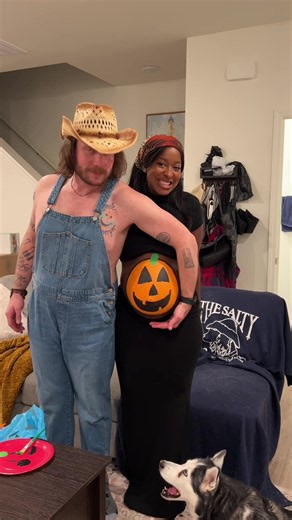 Halloween costumes for pregnant woman#funny#fyp#halloween #couple#tiktok