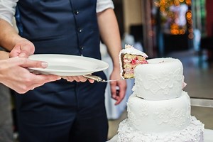 How to Firm Up Cake Mix for a Wedding Cake