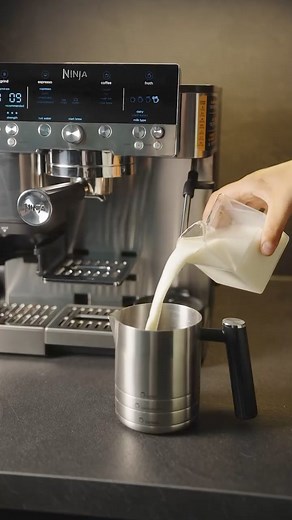 ES501 vs ES601 vs ES701: Was sind eigentlich die Unterschiede? 👀☕️ Bei vielen von euch kam die Frage auf, wo eigentlich die exakten Unterschiede zwischen den drei Modellen liegen, daher hier eine ausführliche Auflistung 🤝 ☕️ ES501 - Das Einsteigermodell ✅ Barista Assist Technology: Die eingebaute Waage misst automatisch die je nach Getränk benötigte Kaffeemenge ab und erkennt, welcher Einsatz verwendet wird. ✅ 7 Getränkegrößen für Kaffee: 175 ml, 235 ml, 295 ml, 355 ml, 415 ml, 475 ml und 530 