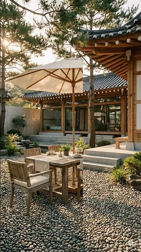자갈 마당이 있는 현대적 한옥(식탁배치) A modern hanok (table layout) with gravel yard砂利の庭があるモダンな韓屋(食卓配置)