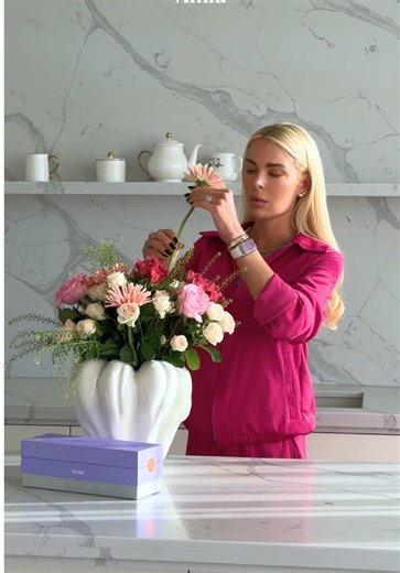 Moters diena man yra apie vieną labai aiškų dalyką - moterį, kuri pirmiausia pasirūpina savimi, bet niekada nėra savanaudė. Ji yra sąmoninga. Mes galime turėti gražiausius planus, discipliną, treniruotes, sveiką maistą… bet jei viduje nėra balanso, viskas tampa kova. Patinimas prieš ciklą, sunkumas pilve, energijos kritimai po pietų ar tas jausmas, kai dar tik 15 val., o jau norisi atsigulti, nes jautiesi be jėgų. Aš irgi gyvenau su tokiu jausmu. Bet tada pagaliau sukūrėme „Daily Stack“. Ir tai 