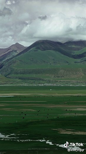 Stunning Panoramic Views of a Mountainous Landscape