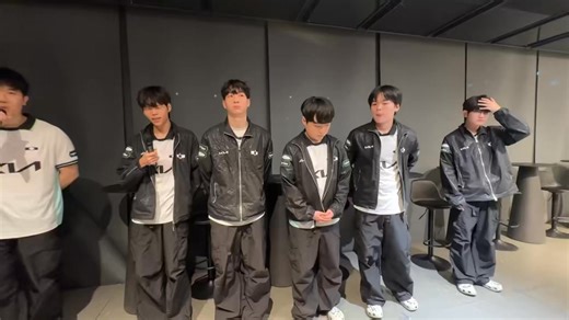 [Fanmeeting] ♾️: Trận đấu hôm nay có nhiều sự cố xảy ra đến mức tôi phải tự hỏi liệu mọi thứ có thể chồng chất lên nhau đến thế không. Sau khi quay về phòng tập, chúng tôi sẽ nhận diện thật rõ ràng những điểm còn đáng tiếc để giành chiến thắng trong trận tới. Nghe có vẻ hơi kỳ quặc khi vừa mới thắng một trận đầy mồ hôi hột xong lại tuyên bố sẽ thắng tiếp trận ngày mai, nhưng tôi tin là chúng tôi sẽ làm được. Tất cả chúng tôi sẽ cùng nhau cố gắng hết sức, fighting! 📜@DK_Challengers | Hall of Dam