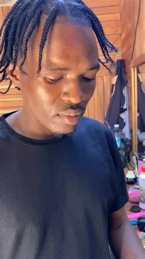 Pedro Huambo on Instagram: "Eu não viralizei simplesmente para ser um tik tokres Eu tenho muito a dar ,eu motivo muita gente. Eu só insatisfeito com oque faço porque eu gosto de cortar eu já fiz muitos cortes mas não é o suficiente eu tenho muito a mostrar para esse mundo,eu quero mostrar para as pessoas que eu existo. Então juntos vamos mais além. Amanhã estarei em Benguela Município do Balombo com o Öh Prestável E o Pod Bë Pedro Huambo 927 733 510 #TopFans"