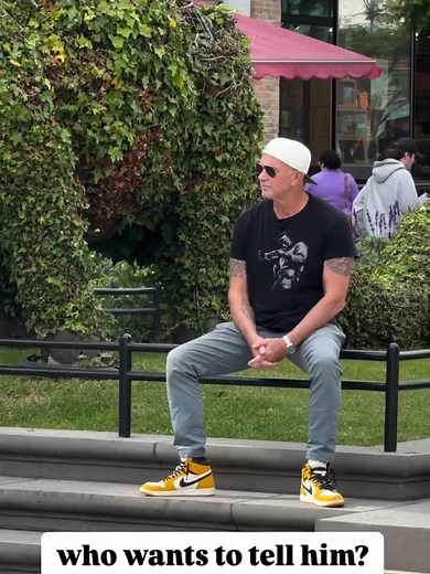Chad Smith of Red Hot Chili Peppers watches a busker performing his song. Credit: @joeymccarthyy#redhotchilipeppers #chadsmith #busker