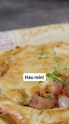 Herbstliches Pilz-Gulasch mit knuspriger Blätterteig-Haube und Burgunder-Sauce