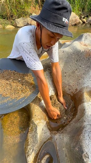 Wow😱😱 gold prospecting process | traditional gold extraction process | super material containing gold | $1500 gold nugget in bedrock crevice 😱‼️⛏️ amazing #puregold #goldmining #goldhunter #goldprocessing #goldextraction #goldminer #golddigging #goldhunting #goldmining #goldriver #goldhunter #goldrush #river #lookingforgold #goldprospecting #golddiscovery #newrecord #goldnugget #puregold | Otriadi