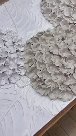 The simple thing you can to get super creamy texture paste when using joint compound or modelling paste... Mix, mix, mix and spread, spread, spread! Work those air bubbles out! You'll be amazed at how the paste transforms. More tips are on my page, just scroll through my profile 🙃 But if you want to make it even smoother, my textured art course runs you through everything you need to know to choose the perfect paste medium and modify to suit each style. . . . #texturedart #texture