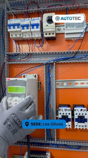 ⚙️📊 Escalamiento de señales analógicas con LOGO! Aprende a convertir señales reales de campo como 0–10 V y 4–20 mA en valores digitales útiles para el control de procesos. Con LOGO! Soft Comfort, configuramos entradas analógicas, definimos rangos y aplicamos escalamiento para obtener variables reales como temperatura, presión y nivel. De la señal eléctrica al dato de proceso: formación clara, práctica y profesional. 🔧📈 👉 Síguenos para más contenido ⚙️📚 📲 Más información: 51 976 163 434 #Au