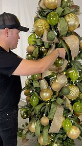 It’s time to start planning for the Holiday season. Here are 3of my favorites tips to get you started. 1- Plan Ahead. This will allow you to get all the supplies before they all get picked over. 2- Shop what you have. Shopping your own supplies let you come up with themes without having to buy loads of new stuff, my recommendation is upgrade to a good quality ribbon 🎀, this will make a world of a difference. 3- Fluff your tree first. Taking the time to prep your tree will make your decorating a