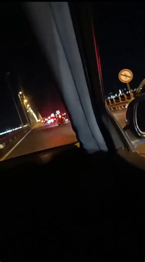 El Misionero Diario on Instagram: "#Ahora En estos momentos 1:39 de la madrugada más de 5 horas de espera para poder pasar el Puente Posadas-Encarnación se puede ver la fila cubre todo el puente. Vídeo gentileza #Elmisionerodiatiodigital"