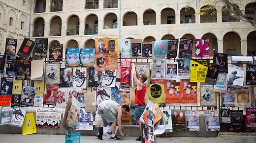 Ça ressemble à quoi le festival d'Avignon ? Immersion au cœur du plus grand festival de théâtre au monde - RTBF Actus