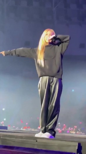 She’s so cool #Rosé #Blackpink #Bornpinktour